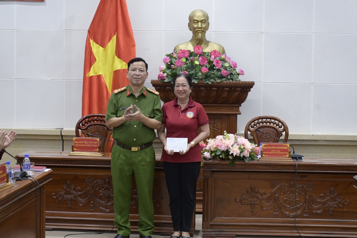 Vụ giải cứu 3 cháu bé bị kẻ nghi “ngáo đá” khống chế: Khen thưởng 4 tập thể, 2 cá nhân- Ảnh 1. Vụ giải cứu 3 cháu bé bị kẻ nghi “ngáo đá” khống chế: Khen thưởng 4 tập thể, 2 cá nhân- Ảnh 1.