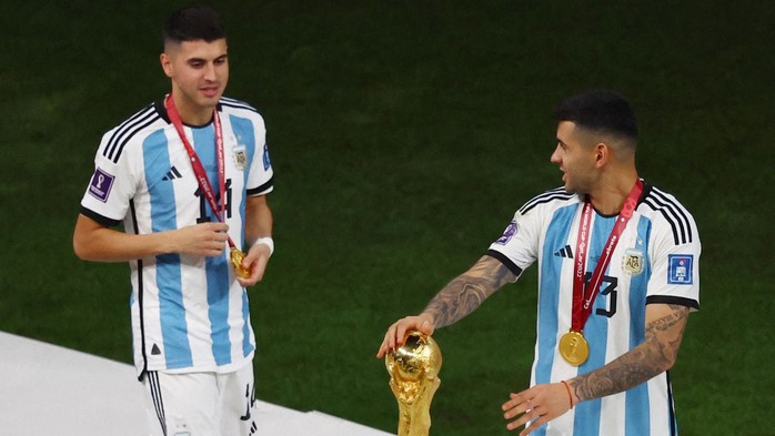 Nhà vô địch World Cup bị vợ bán huy chương, áo đấu để trang trải- Ảnh 1. Nhà vô địch World Cup bị vợ bán huy chương, áo đấu để trang trải- Ảnh 1.