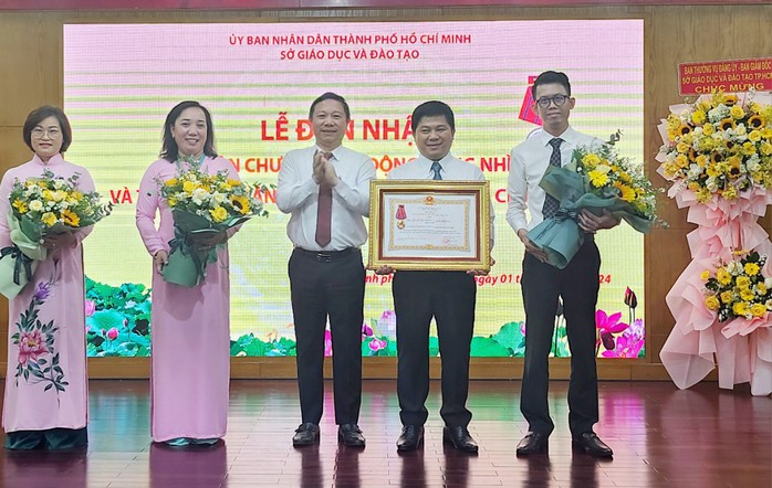 Văn phòng Sở GD-ĐT TP HCM nhận Huân chương Lao động hạng nhì- Ảnh 1. Văn phòng Sở GD-ĐT TP HCM nhận Huân chương Lao động hạng nhì- Ảnh 1.
