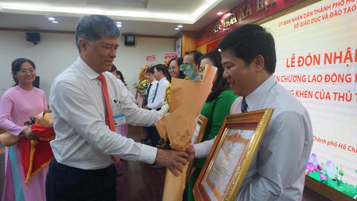 Văn phòng Sở GD-ĐT TP HCM nhận Huân chương Lao động hạng nhì- Ảnh 2. Văn phòng Sở GD-ĐT TP HCM nhận Huân chương Lao động hạng nhì- Ảnh 2.