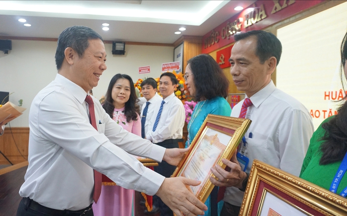 Văn phòng Sở GD-ĐT TP HCM nhận Huân chương Lao động hạng nhì- Ảnh 3. Văn phòng Sở GD-ĐT TP HCM nhận Huân chương Lao động hạng nhì- Ảnh 3.