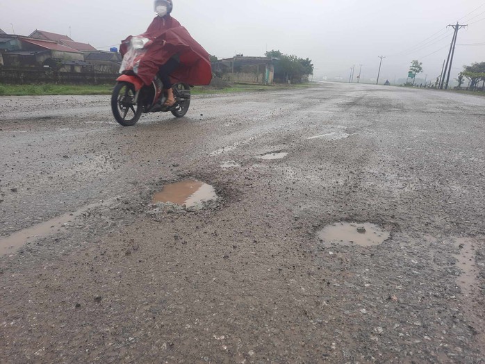 Nhiều điểm trên tuyến đường ven biển hơn 1.000 tỉ ở Hà Tĩnh xuống cấp- Ảnh 8. Nhiều điểm trên tuyến đường ven biển hơn 1.000 tỉ ở Hà Tĩnh xuống cấp- Ảnh 8.