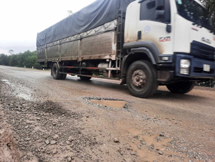 Nhiều điểm trên tuyến đường ven biển hơn 1.000 tỉ ở Hà Tĩnh xuống cấp- Ảnh 3. Nhiều điểm trên tuyến đường ven biển hơn 1.000 tỉ ở Hà Tĩnh xuống cấp- Ảnh 3.