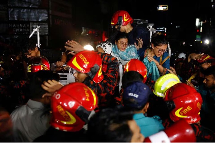 Nửa đêm lửa bao trùm tòa nhà 6 tầng, ít nhất 43 người chết ở Bangladesh- Ảnh 2. Nửa đêm lửa bao trùm tòa nhà 6 tầng, ít nhất 43 người chết ở Bangladesh- Ảnh 2.