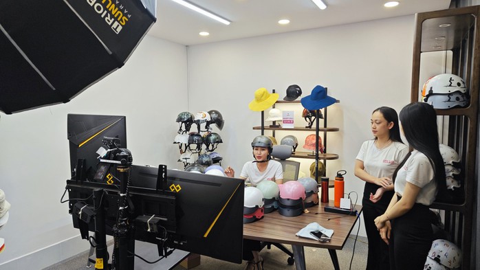 Một buổi livestream quảng bá sản phẩm của Nón Sơn Một buổi livestream quảng bá sản phẩm của Nón Sơn