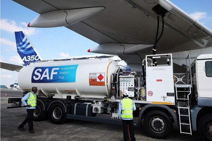 Một chiếc Airbus A350-1000 được tiếp nhiên liệu hàng không bền vững (SAF) ở Singapore Ảnh: THE STRAITS TIMES