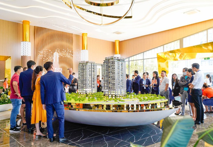 Khách hàng xem phối cảnh chung cư cao cấp do Công ty CP Dịch vụ và Đầu tư Đất Xanh Miền Tây làm chủ đầu tư Ảnh: LINH MỸ Khách hàng xem phối cảnh chung cư cao cấp do Công ty CP Dịch vụ và Đầu tư Đất Xanh Miền Tây làm chủ đầu tư Ảnh: LINH MỸ