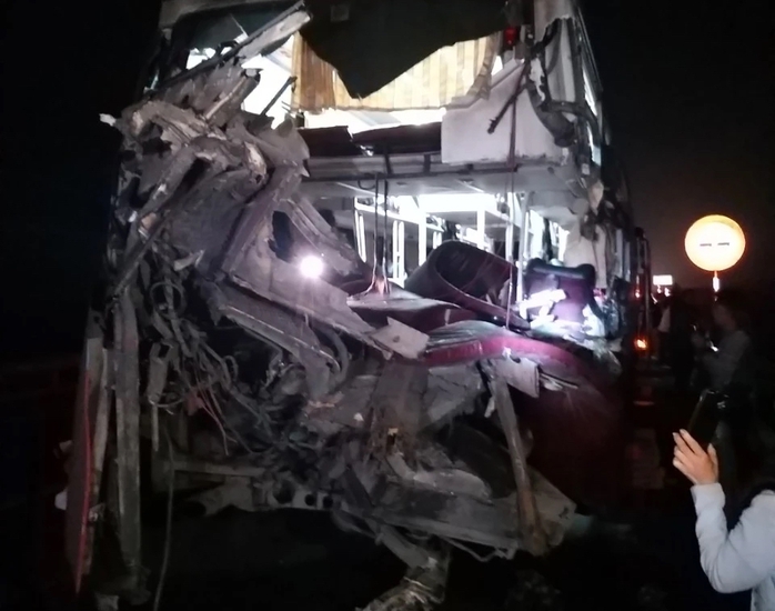 Vụ tai nạn trên đường cao tốc Cam Lộ - La Sơn: 2 người tử vong là vợ chồng trẻ - Ảnh 1. Vụ tai nạn trên đường cao tốc Cam Lộ - La Sơn: 2 người tử vong là vợ chồng trẻ - Ảnh 1.