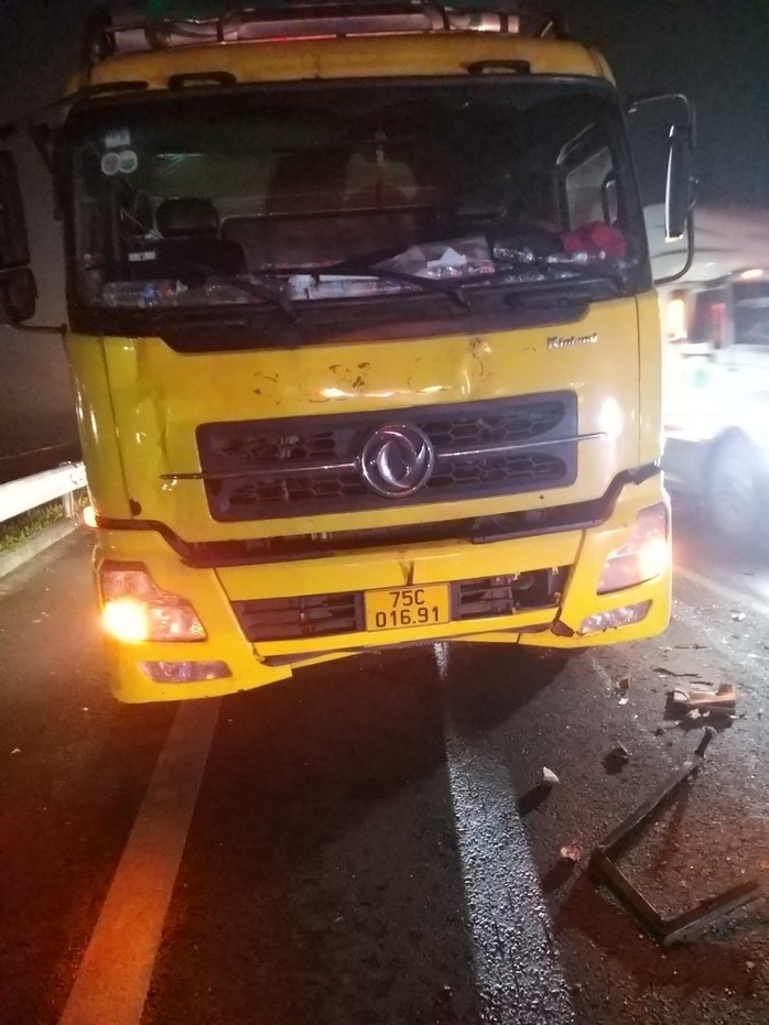 Tai nạn nghiêm trọng trên đường cao tốc Cam Lộ - La Sơn khiến ít nhất 2 người tử vong, 7 người bị thương- Ảnh 5. Tai nạn nghiêm trọng trên đường cao tốc Cam Lộ - La Sơn khiến ít nhất 2 người tử vong, 7 người bị thương- Ảnh 5.