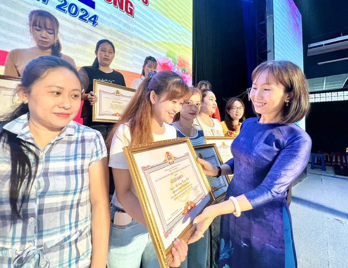 Bình Dương: Soi da, tư vấn làm đẹp cho nữ cán bộ, đoàn viên Công đoàn- Ảnh 2. Bình Dương: Soi da, tư vấn làm đẹp cho nữ cán bộ, đoàn viên Công đoàn- Ảnh 2.