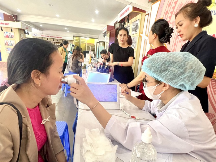 Bình Dương: Soi da, tư vấn làm đẹp cho nữ cán bộ, đoàn viên Công đoàn- Ảnh 3. Bình Dương: Soi da, tư vấn làm đẹp cho nữ cán bộ, đoàn viên Công đoàn- Ảnh 3.
