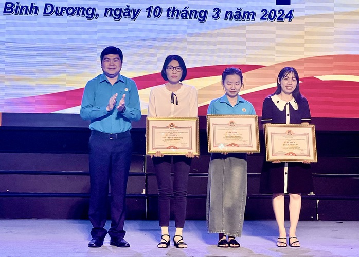 Bình Dương: Soi da, tư vấn làm đẹp cho nữ cán bộ, đoàn viên Công đoàn- Ảnh 1. Bình Dương: Soi da, tư vấn làm đẹp cho nữ cán bộ, đoàn viên Công đoàn- Ảnh 1.