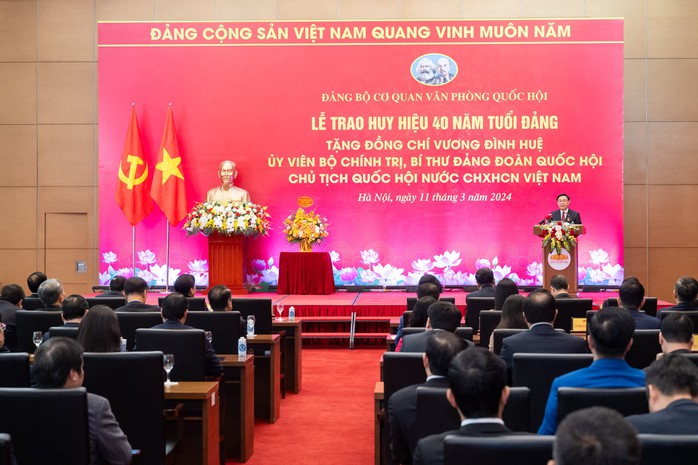 Trao tặng Chủ tịch Quốc hội Vương Đình Huệ Huy hiệu 40 năm tuổi Đảng- Ảnh 3. Trao tặng Chủ tịch Quốc hội Vương Đình Huệ Huy hiệu 40 năm tuổi Đảng- Ảnh 3.