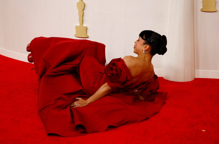 Minh tinh ngã ngửa tại Oscar 2024- Ảnh 1. Minh tinh ngã ngửa tại Oscar 2024- Ảnh 1.