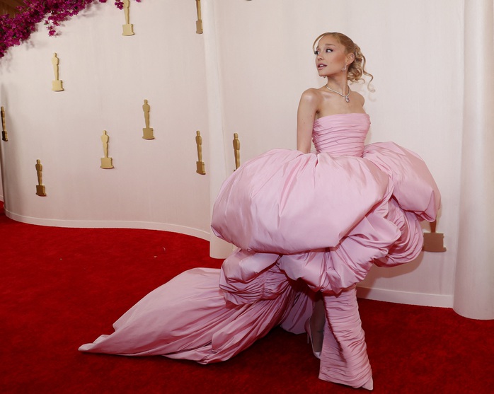 Những bộ đầm xấu tệ tại Oscar 2024- Ảnh 2. Những bộ đầm xấu tệ tại Oscar 2024- Ảnh 2.