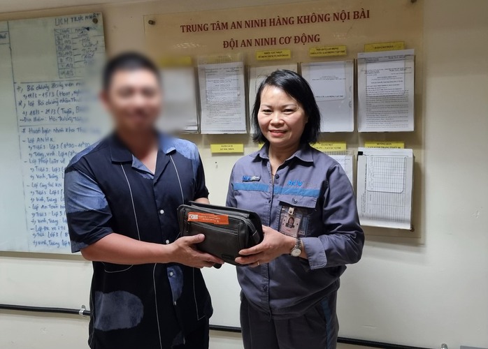 Người đàn ông quên ví chứa 55 triệu đồng trên xe đẩy sân bay- Ảnh 3. Người đàn ông quên ví chứa 55 triệu đồng trên xe đẩy sân bay- Ảnh 3.