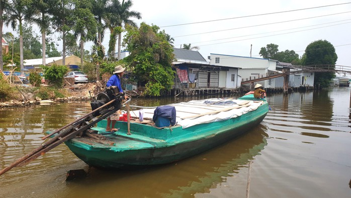 Ghe chở nước ngọt đến những vùng thiếu nước bán cho người dân Ảnh: VÂN DU Ghe chở nước ngọt đến những vùng thiếu nước bán cho người dân Ảnh: VÂN DU