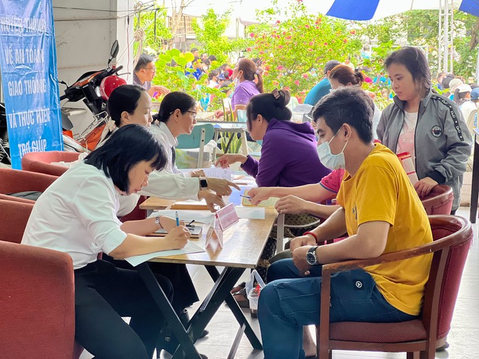 Người lao động tại quận 7, TP HCM được trợ giúp pháp lý miễn phí Ảnh: HUỲNH NHƯ Người lao động tại quận 7, TP HCM được trợ giúp pháp lý miễn phí Ảnh: HUỲNH NHƯ