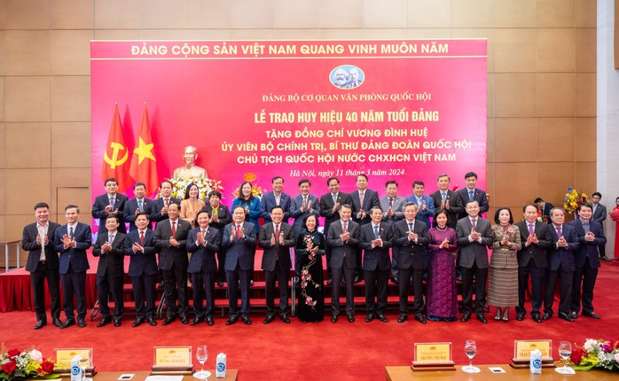 Trao tặng Chủ tịch Quốc hội Vương Đình Huệ Huy hiệu 40 năm tuổi Đảng- Ảnh 4. Trao tặng Chủ tịch Quốc hội Vương Đình Huệ Huy hiệu 40 năm tuổi Đảng- Ảnh 4.