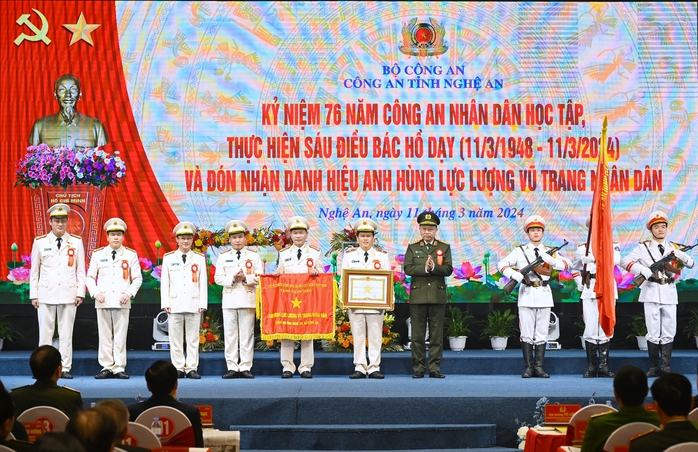 Bộ trưởng Tô Lâm trao tặng Công an Nghệ An danh hiệu Anh hùng lực lượng vũ trang nhân dân- Ảnh 2. Bộ trưởng Tô Lâm trao tặng Công an Nghệ An danh hiệu Anh hùng lực lượng vũ trang nhân dân- Ảnh 2.