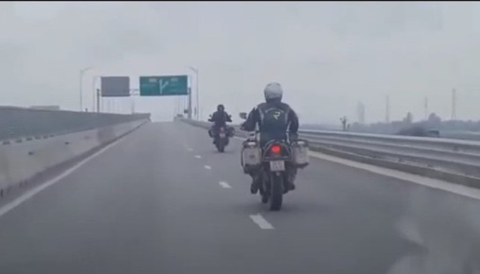 VIDEO: Đoàn xe môtô phân khối lớn phóng vun vút trên cao tốc- Ảnh 1. VIDEO: Đoàn xe môtô phân khối lớn phóng vun vút trên cao tốc- Ảnh 1.