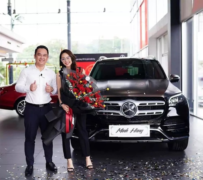 Vừa lộ ảnh sắm siêu xe, khán giả thắc mắc Vừa lộ ảnh sắm siêu xe, khán giả thắc mắc