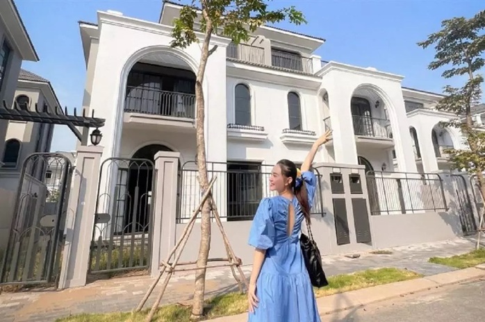Vừa lộ ảnh sắm siêu xe, khán giả thắc mắc Vừa lộ ảnh sắm siêu xe, khán giả thắc mắc
