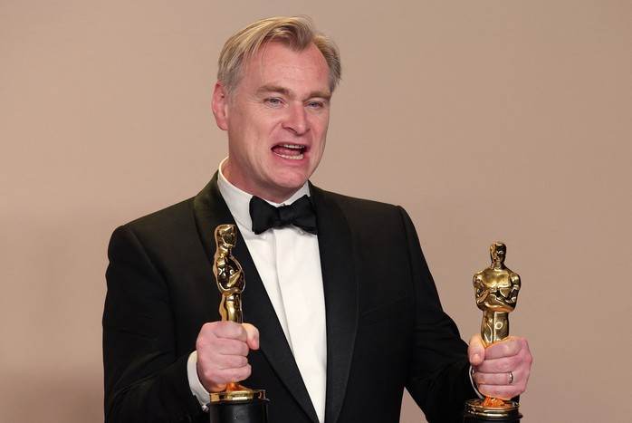 Christopher Nolan và tượng vàng Oscar 2024 Ảnh: REUTERS Christopher Nolan và tượng vàng Oscar 2024 Ảnh: REUTERS