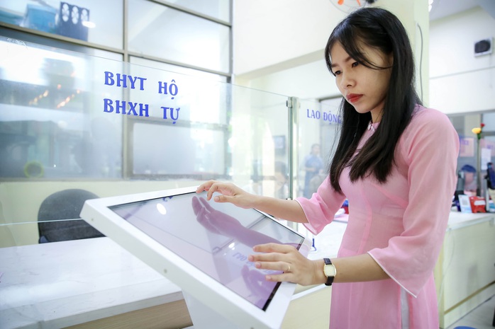Người dân đăng ký thủ tục công trực tuyến tại UBND phường 12, quận 10, TP HCM.Ảnh: Hoàng Triều Người dân đăng ký thủ tục công trực tuyến tại UBND phường 12, quận 10, TP HCM.Ảnh: Hoàng Triều