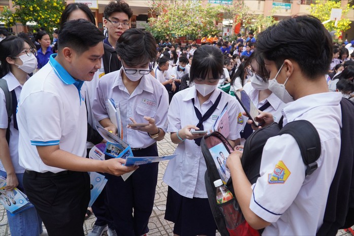 Học sinh TP HCM tìm hiểu các ngành đào tạo của các trường nghề tại TP HCM Học sinh TP HCM tìm hiểu các ngành đào tạo của các trường nghề tại TP HCM