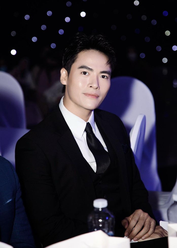 Nhờ đâu Võ Tấn Phát thu hút lượng fan lớn đến sân khấu Trương Hùng Minh?- Ảnh 1. Nhờ đâu Võ Tấn Phát thu hút lượng fan lớn đến sân khấu Trương Hùng Minh?- Ảnh 1.