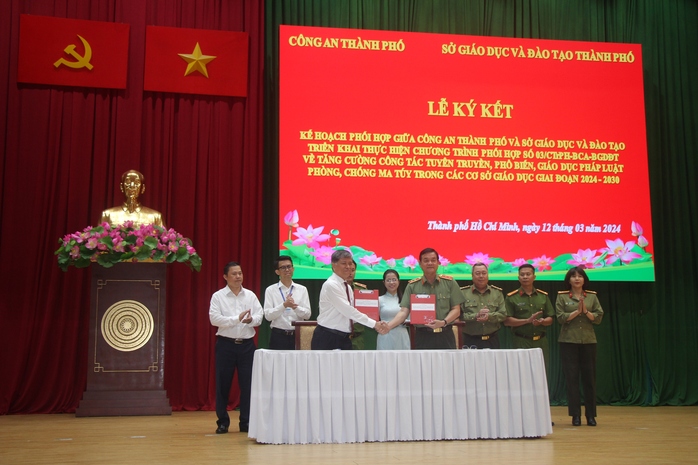 Công an TP HCM ký kết với Sở GD-ĐT cùng phòng chống ma túy trong trường học - Ảnh 3. Công an TP HCM ký kết với Sở GD-ĐT cùng phòng chống ma túy trong trường học - Ảnh 3.