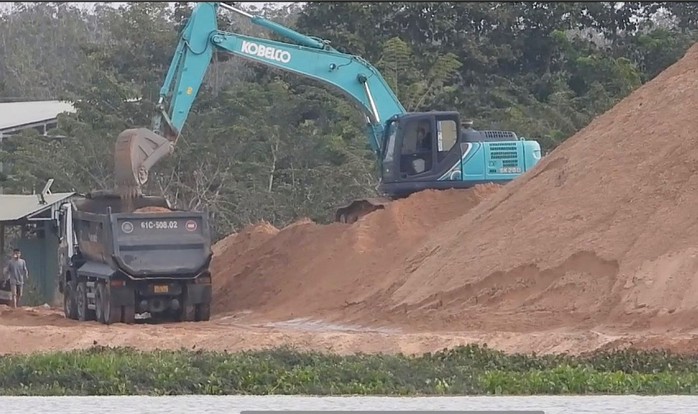 ĐOÀN TÀU KHÔNG SỐ HIỆU TRÊN SÔNG ĐỒNG NAI, HỒ DẦU TIẾNG (*): Sự thật ở bãi tập kết cát- Ảnh 3. ĐOÀN TÀU KHÔNG SỐ HIỆU TRÊN SÔNG ĐỒNG NAI, HỒ DẦU TIẾNG (*): Sự thật ở bãi tập kết cát- Ảnh 3.
