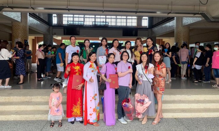 NÂNG BƯỚC NGƯỜI LAO ĐỘNG:
Hết lòng với người đồng hương- Ảnh 1. NÂNG BƯỚC NGƯỜI LAO ĐỘNG:
Hết lòng với người đồng hương- Ảnh 1.
