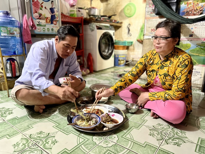 Thu nhập bấp bênh, công nhân đi chợ chiều “săn” thực phẩm giá rẻ- Ảnh 2. Thu nhập bấp bênh, công nhân đi chợ chiều “săn” thực phẩm giá rẻ- Ảnh 2.