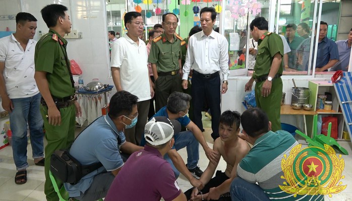 Khởi tố kẻ ngáo đá cầm dao khống chế 3 trẻ trong trường mầm non- Ảnh 1. Khởi tố kẻ ngáo đá cầm dao khống chế 3 trẻ trong trường mầm non- Ảnh 1.