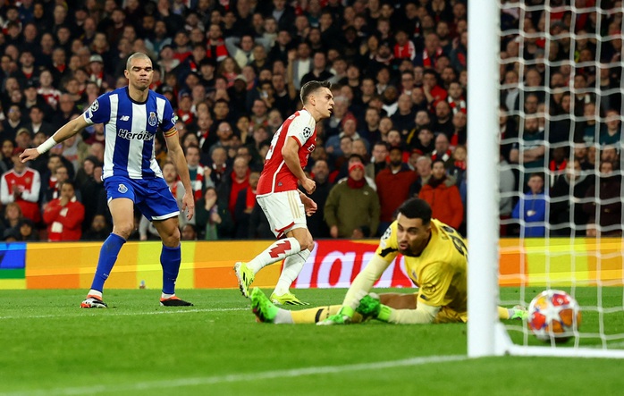 "Đấu súng" nghẹt thở, Arsenal phá dớp vào tứ kết Champions League - Ảnh 3. "Đấu súng" nghẹt thở, Arsenal phá dớp vào tứ kết Champions League - Ảnh 3.