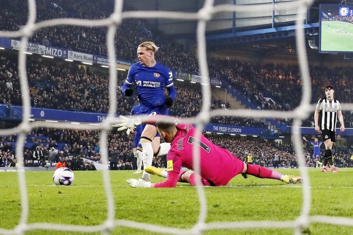 Chelsea đãi tiệc bàn thắng với Newcastle, fan vẫn hồi hộp- Ảnh 5. Chelsea đãi tiệc bàn thắng với Newcastle, fan vẫn hồi hộp- Ảnh 5.