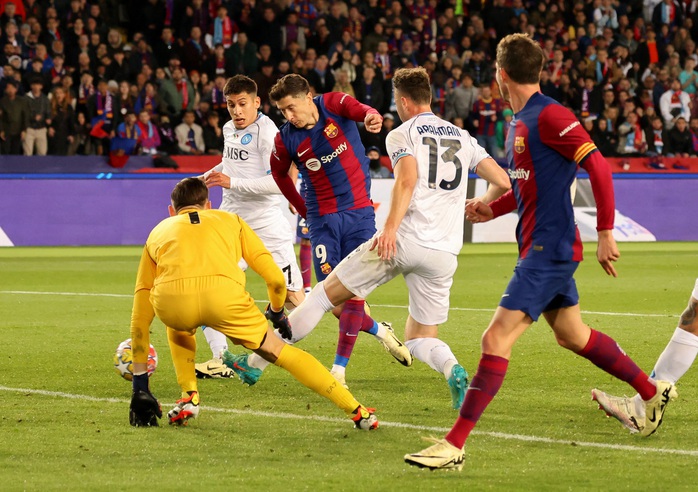 Sao 20 tuổi lập công, Barcelona loại Napoli ở Champions League- Ảnh 4.