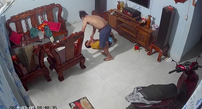 Bắt khẩn cấp cha dượng đánh dã man bé trai 9 tuổi ở Bình Phước- Ảnh 2.