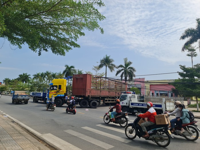 Đi vào đường cấm, xe đầu kéo Đi vào đường cấm, xe đầu kéo