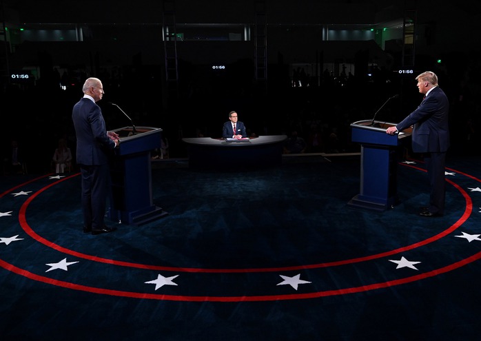 Hai ông Donald Trump (phải) và Joe Biden (trái) tại một cuộc tranh luận ở TP Cleveland, bang Ohio - Mỹ hồi tháng 9-2020 Ảnh: Reuters Hai ông Donald Trump (phải) và Joe Biden (trái) tại một cuộc tranh luận ở TP Cleveland, bang Ohio - Mỹ hồi tháng 9-2020 Ảnh: Reuters