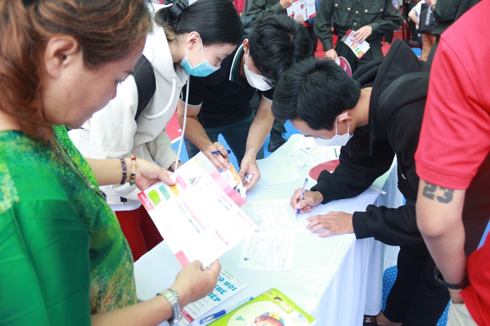 Tuyển lao động: Vì sao kẻ ăn không hết, người lần không ra?- Ảnh 3. Tuyển lao động: Vì sao kẻ ăn không hết, người lần không ra?- Ảnh 3.