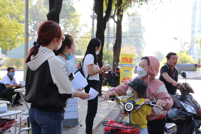 Tuyển lao động: Vì sao kẻ ăn không hết, người lần không ra?- Ảnh 2. Tuyển lao động: Vì sao kẻ ăn không hết, người lần không ra?- Ảnh 2.