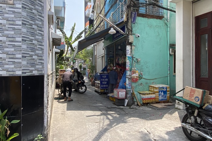 Clip: Nữ chủ quán chân trần đuổi theo 4 thanh thiếu niên giật bánh- Ảnh 1. Clip: Nữ chủ quán chân trần đuổi theo 4 thanh thiếu niên giật bánh- Ảnh 1.