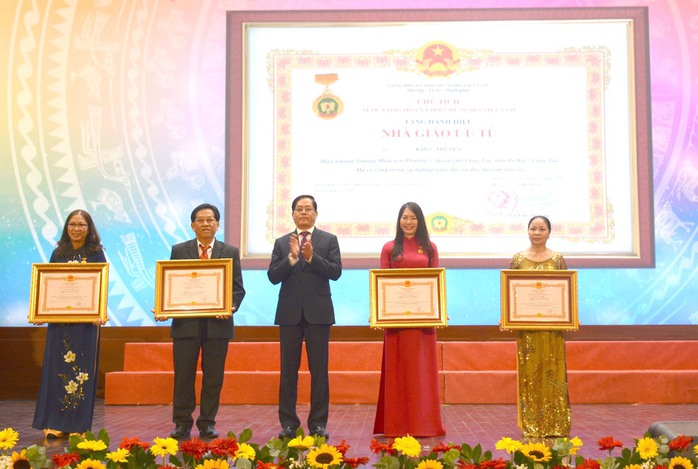 Vinh danh 7 công dân ưu tú tỉnh Bà Rịa- Vũng Tàu- Ảnh 2. Vinh danh 7 công dân ưu tú tỉnh Bà Rịa- Vũng Tàu- Ảnh 2.