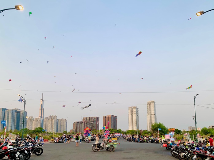 Khu đất trống dưới chân cầu Ba Son thành bãi thả diều, thu hút rất đông người dân đến vui chơiẢnh: Thùy An Khu đất trống dưới chân cầu Ba Son thành bãi thả diều, thu hút rất đông người dân đến vui chơiẢnh: Thùy An
