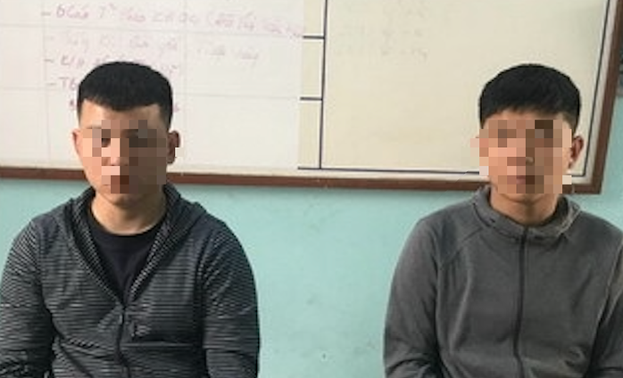 Bình Định: Phạt hai thanh niên dán tờ rơi quảng cáo cho vay nặng lãi- Ảnh 1. Bình Định: Phạt hai thanh niên dán tờ rơi quảng cáo cho vay nặng lãi- Ảnh 1.