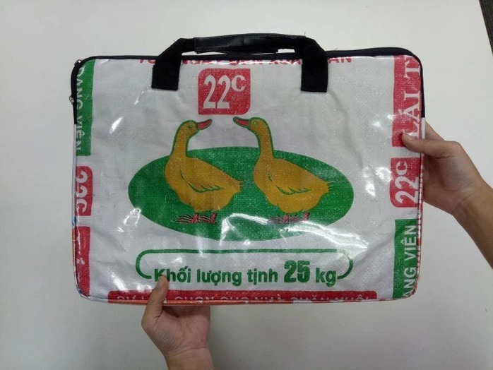 Sốc với vòng tay băng keo, dép nhựa, túi Sốc với vòng tay băng keo, dép nhựa, túi