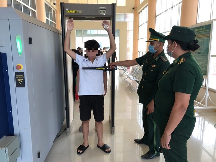 Nhiều người Việt bị bắt giữ tại sòng bạc lừa đảo ở nước ngoài- Ảnh 1. Nhiều người Việt bị bắt giữ tại sòng bạc lừa đảo ở nước ngoài- Ảnh 1.